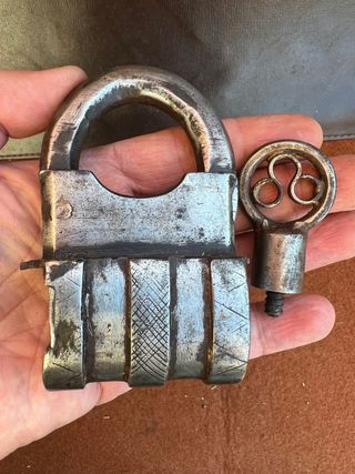 Antico lucchetto in ferro battuto con chiave