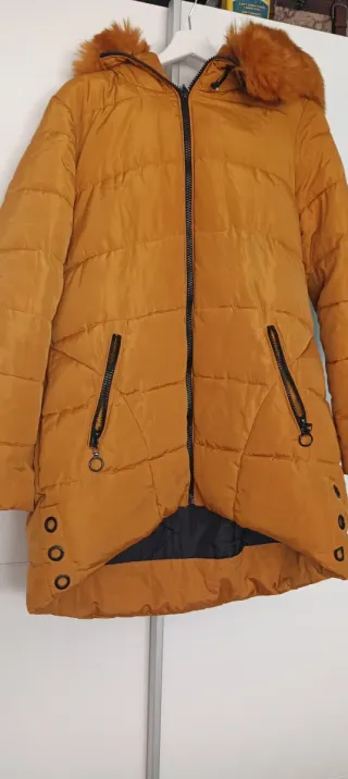 Plumífero mujer amarillo con capucha