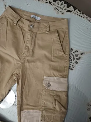 Pantalones beige Bershka