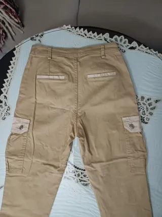 Pantalones beige Bershka
