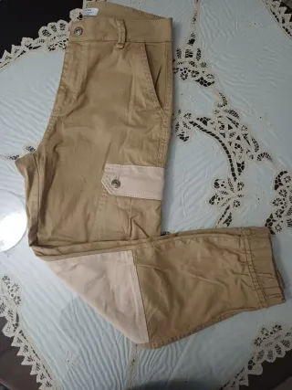 Pantalones beige Bershka