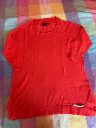 Suéter rojo de manga corta