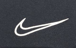 Camiseta deportiva Nike azul y blanca
