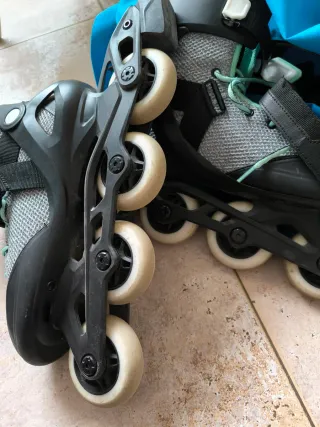 Patines en línea + protecciones + casco