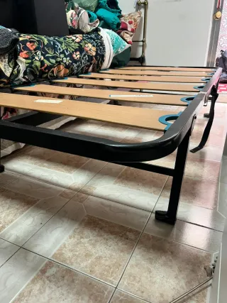 Cama Plegable Metálica con Láminas de Madera