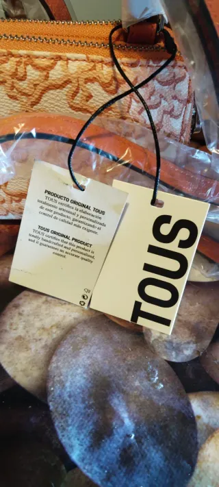 Billetera porta móvil Tous.