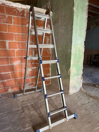 Escala alumini extensible multifunció.