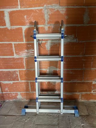 Escala alumini extensible multifunció.