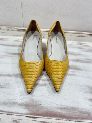 Zapatos de tacón amarillos