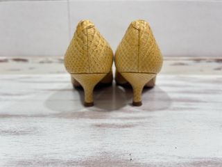 Zapatos de tacón amarillos