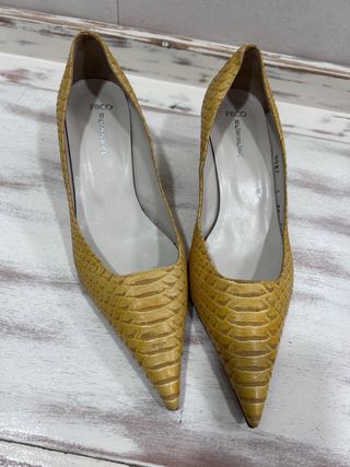 Zapatos de tacón amarillos