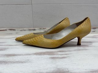 Zapatos de tacón amarillos