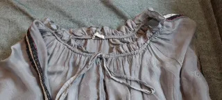 Blusa sedosa gris con lentejuelas