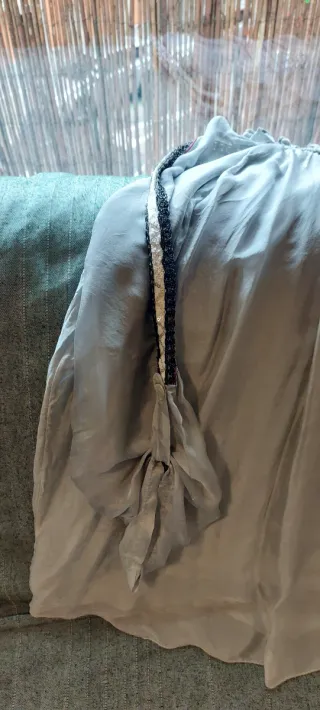 Blusa sedosa gris con lentejuelas