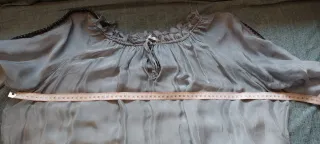 Blusa sedosa gris con lentejuelas