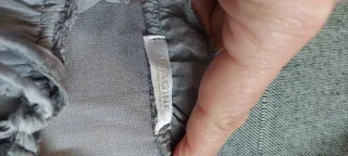 Blusa sedosa gris con lentejuelas