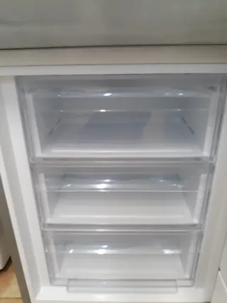 Nevera Marca Corberó altura 2 metro ancho 60cm cla