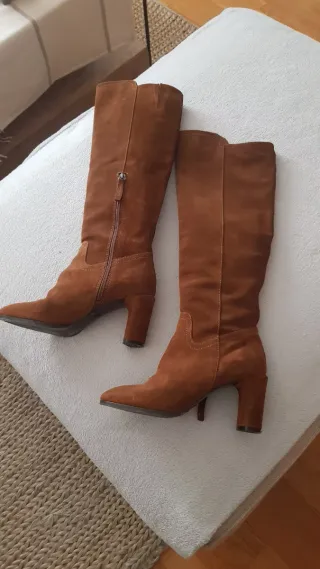 Botas altas ante Gloria Ortiz marrones