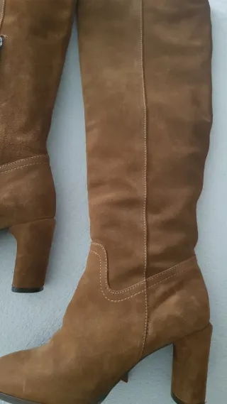 Botas altas ante Gloria Ortiz marrones