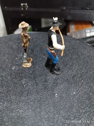2 Figuras Vaqueros y Guerrero Antiguas