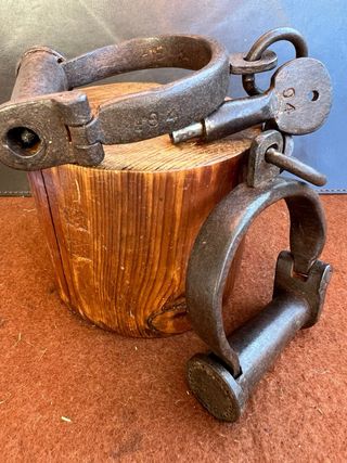 Antiche manette in ferro battuto con chiavi