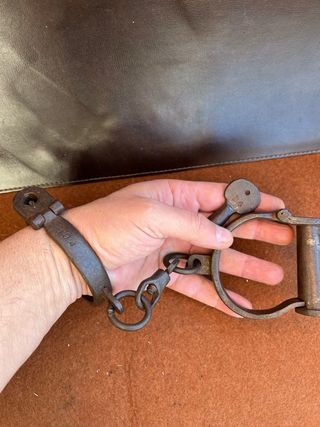 Antiche manette in ferro battuto con chiavi
