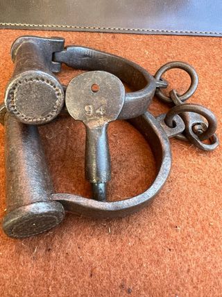 Antiche manette in ferro battuto con chiavi