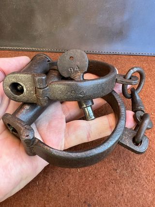 Antiche manette in ferro battuto con chiavi