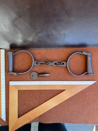 Antiche manette in ferro battuto con chiavi