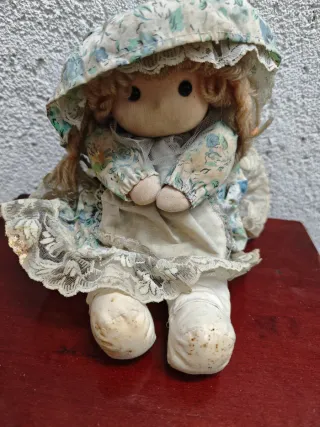 Muñeca antigua de tela floral