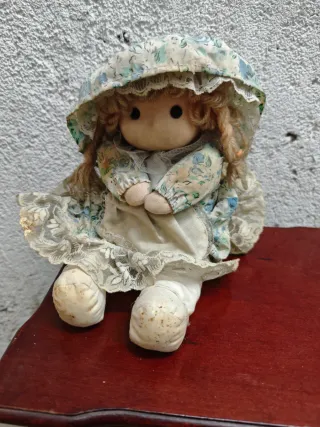 Muñeca antigua de tela floral