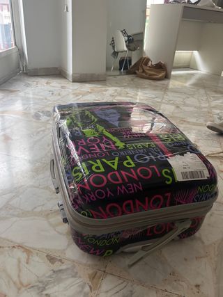 Maleta de viaje con estampado de ciudades