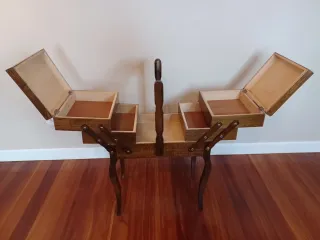 Costurero Francés en Madera con Patas Cabriolé