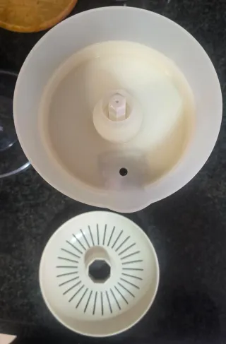 Exprimidor eléctrico blanco y verde