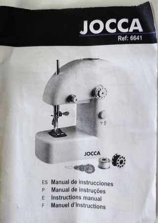 Mini máquina de coser y costurero