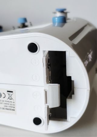 Mini máquina de coser y costurero