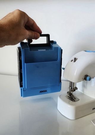 Mini máquina de coser y costurero