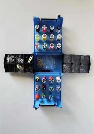 Mini máquina de coser y costurero