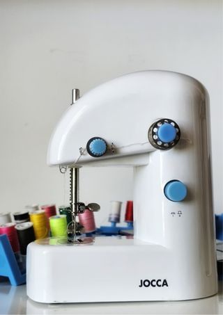 Mini máquina de coser y costurero
