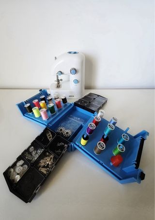 Mini máquina de coser y costurero