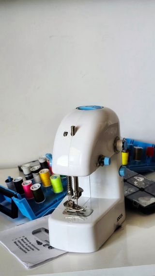 Mini máquina de coser y costurero