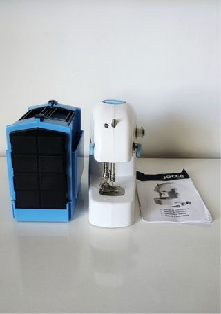 Mini máquina de coser y costurero