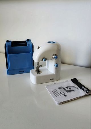 Mini máquina de coser y costurero