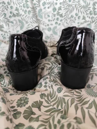 Zapatos charol y cuero negros