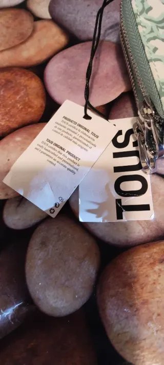 Billetera Tous porta móvil.