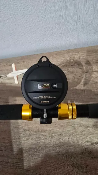 Caña y carrete de pesca curricán