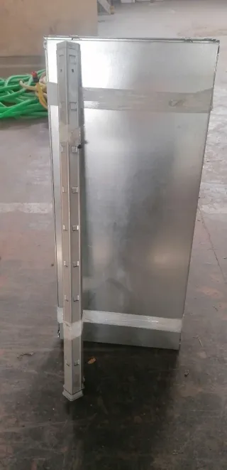 Estanterías metálicas plateadas