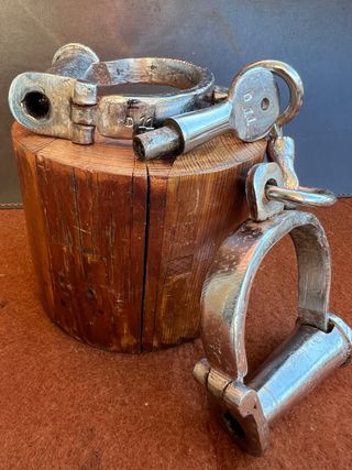 Manette antiche cromate con chiave