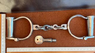 Manette antiche cromate con chiave