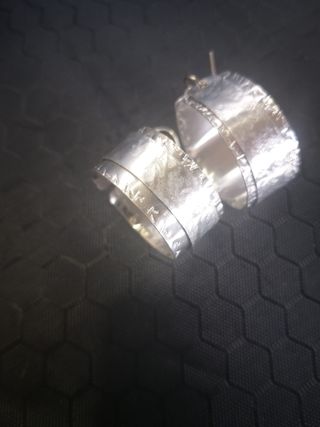 Pendientes artesanales plateados